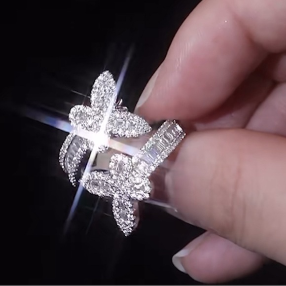Elegant Silver Butterfly Ring - Picture 4 of 4
